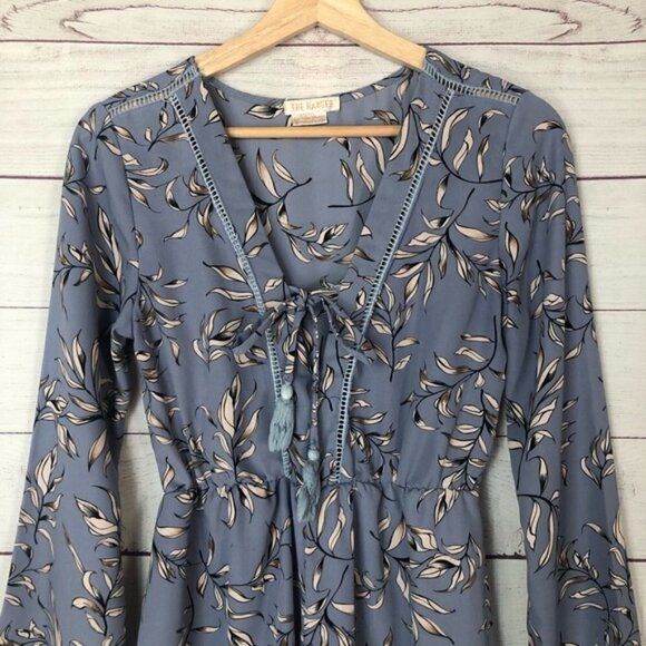 Boutique The Hanger Blue Floral V-Neck Bell Sleeve Romper S - Picture 6 of 12